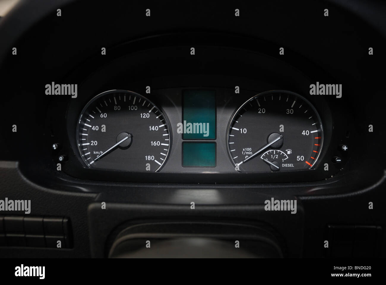 1977 Mercedes-Benz 260 CDI Van - vert - L3H2 - Allemand MCV Van - tableau de bord Banque D'Images