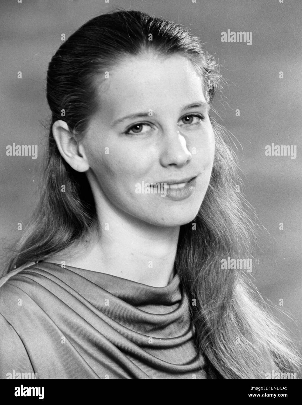 Studio portrait of young woman smiling Banque D'Images