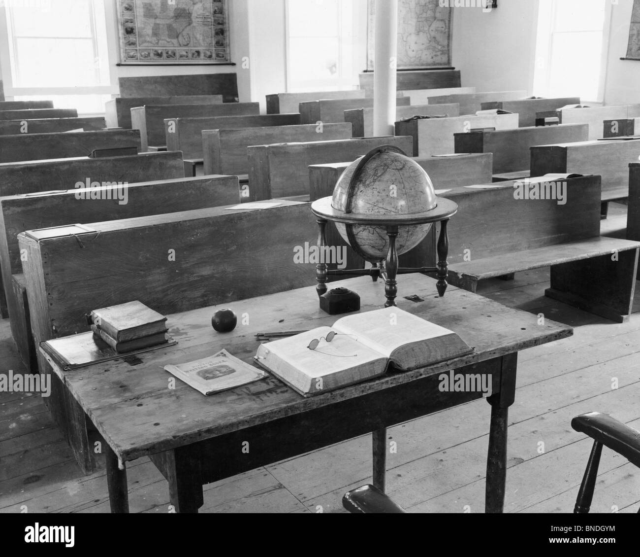 Globe et livres dans une classe vide Banque D'Images