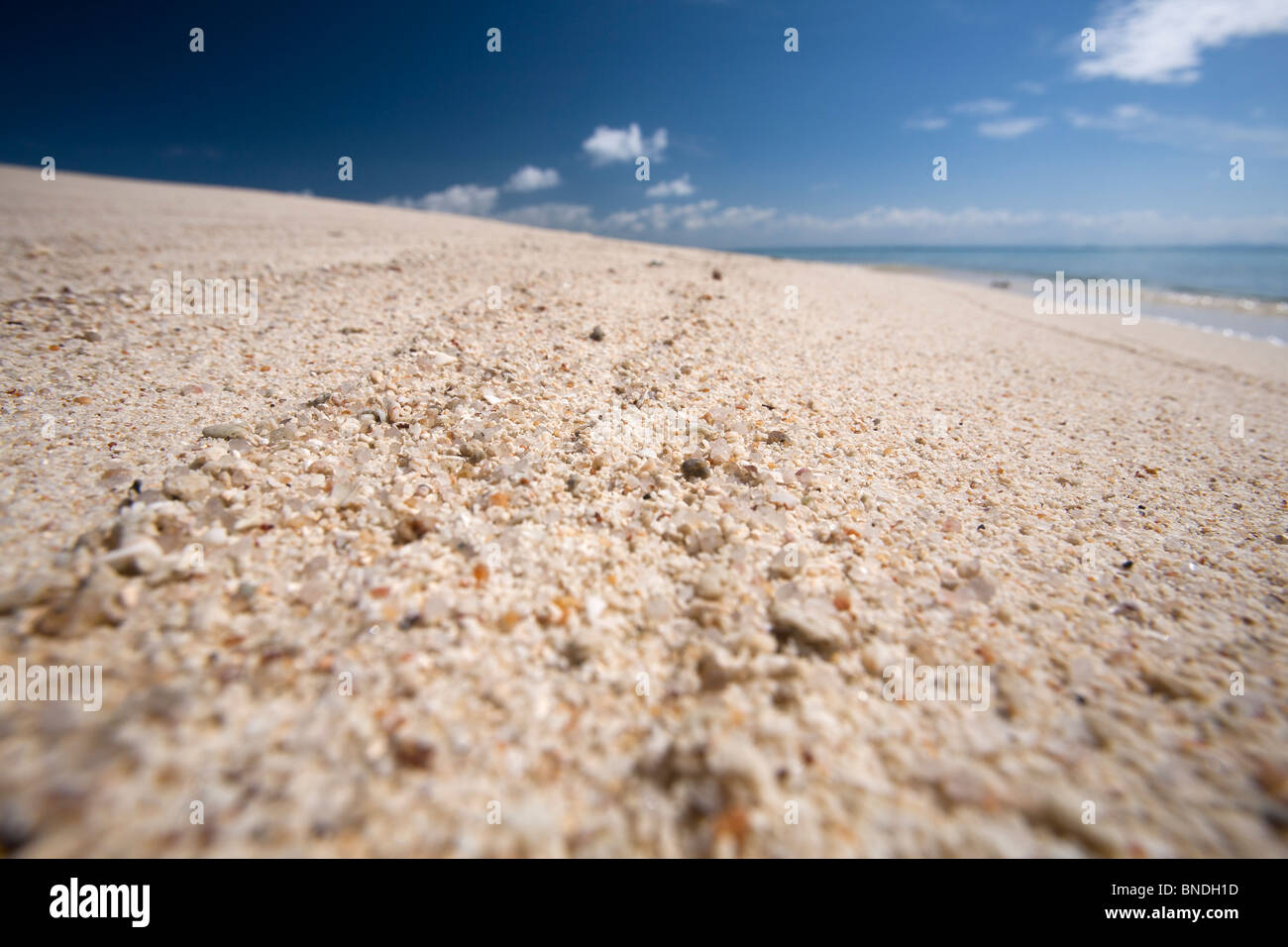 Plage de sable blanc sur l'île de Mun Nork, Rayong, Thaïlande. Banque D'Images