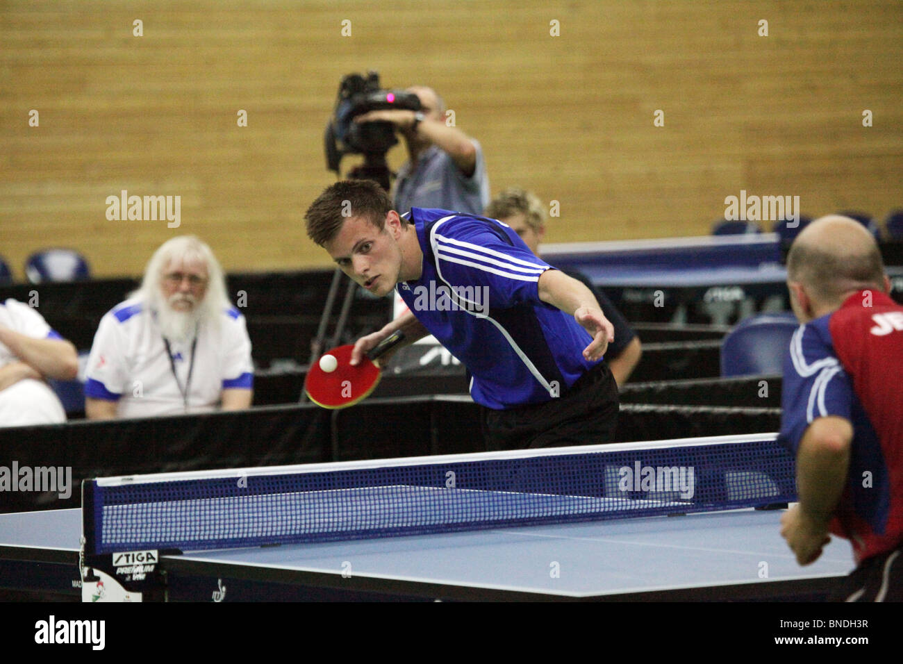 Johan Eriksson Gotland gagne matchpoint en tennis de table finale de l'équipe de l'île de Natwest 2009 Jeux, le 30 juin 2009 Banque D'Images