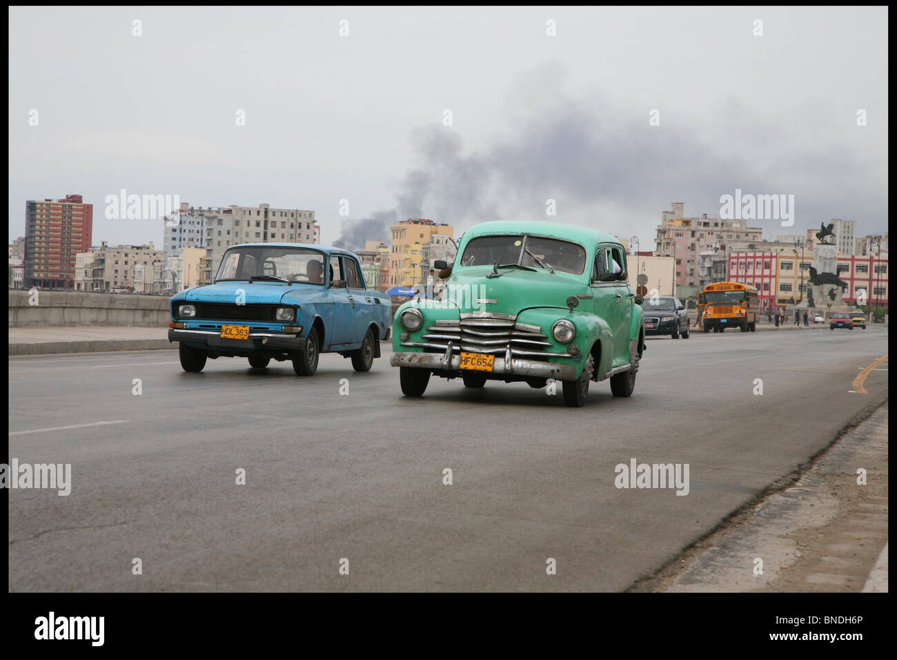 Cuba le Malecon de vieilles voitures Banque D'Images