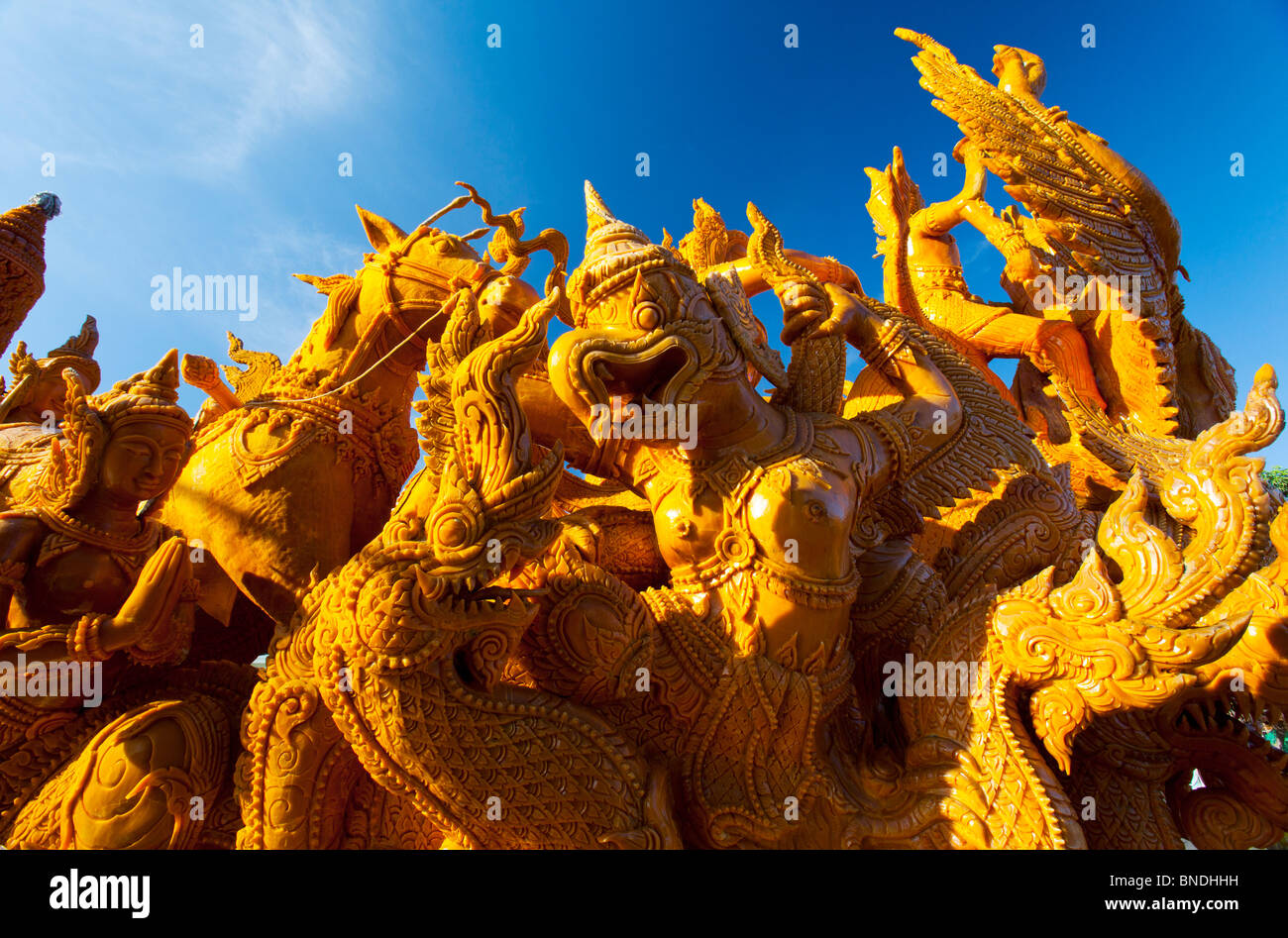 Bougie géante sculpture représentant des scènes du festival bouddhiste Bougie Ubon Rajchathani Thaïlande Banque D'Images