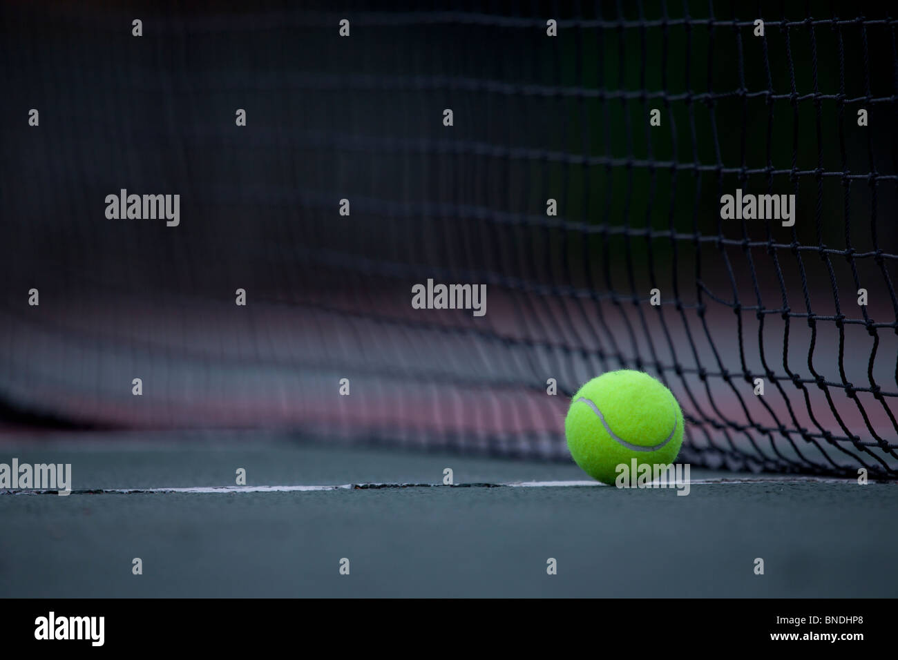 Seul balle de tennis au filet Banque D'Images