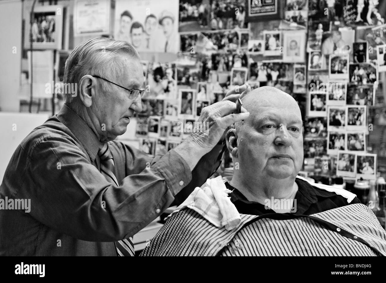 Russell Hiatt La coupe de cheveux dans la ville Flyd Coiffure à Mount Airy, Caroline du Nord. Banque D'Images