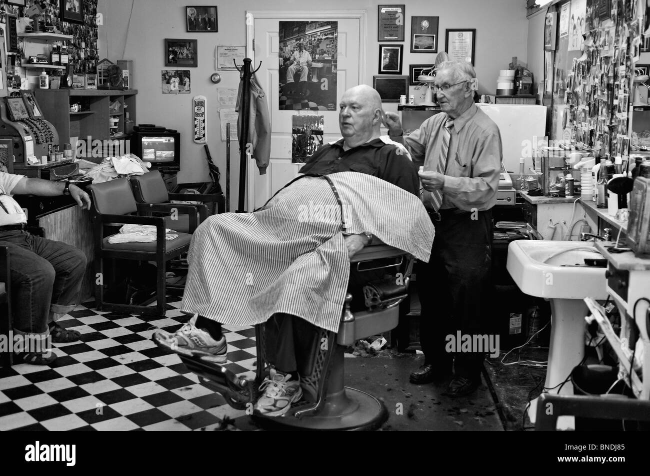 Russell Hiatt La coupe de cheveux dans la région de Floyd's Barber Shop dans la ville de Mount Airy, Caroline du Nord. Banque D'Images