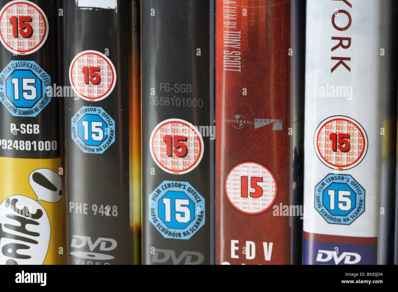 Rangée de cas vidéo dvd montrant BBFC et Irish film censors office 15 avis  de classification du Royaume-Uni Photo Stock - Alamy