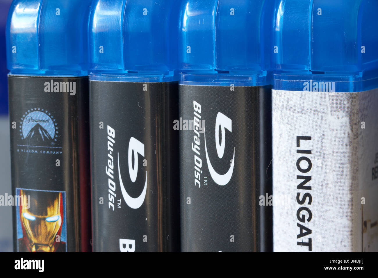 Rangée de Blu-ray dvd video cas stockés dans une bibliothèque de films accueil au Royaume-Uni Banque D'Images