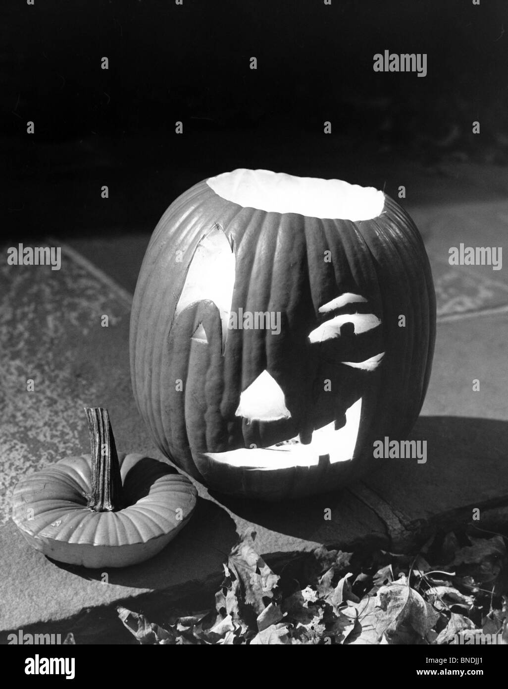 Close-up of illuminated Jack O' Lantern Banque D'Images