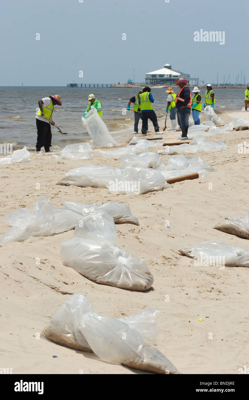 Nettoyer les plages dans la région de Pass Christian (Mississippi) au cours de la marée noire de BP. Juillet, 2010. Banque D'Images