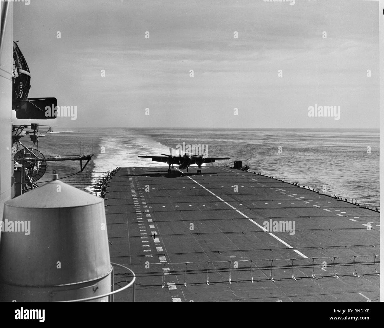 Avion de chasse à l'atterrissage sur porte-avions USS Coral Sea (CV-43) Banque D'Images