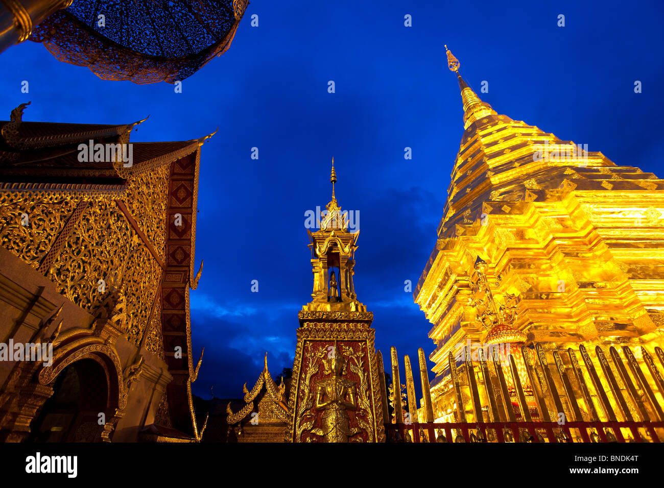 Wat Phra That Doi Suthep en période nocturne, Chiang Mai, Thaïlande. Banque D'Images
