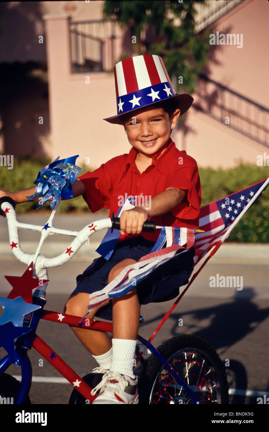 Des promenades en vélo enfant Vélo bicyclette dans l'Indépendance américaine du 4 juillet Jour de l'année 4-6 ans Parade garçon. M. © Myrleen Pearson Banque D'Images