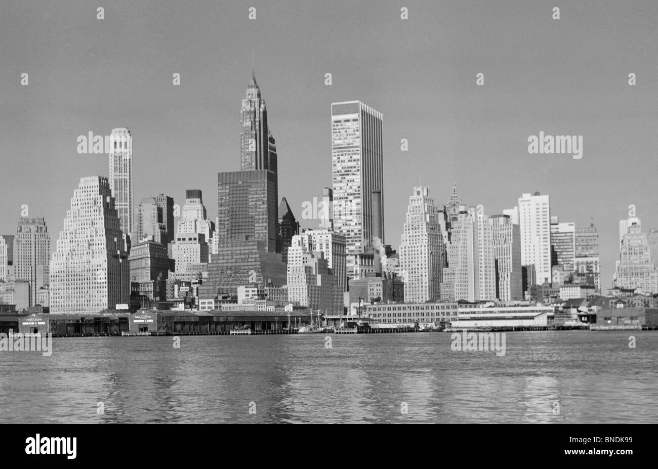Gratte-ciel sur le front, Manhattan, New York City, New York, USA Banque D'Images