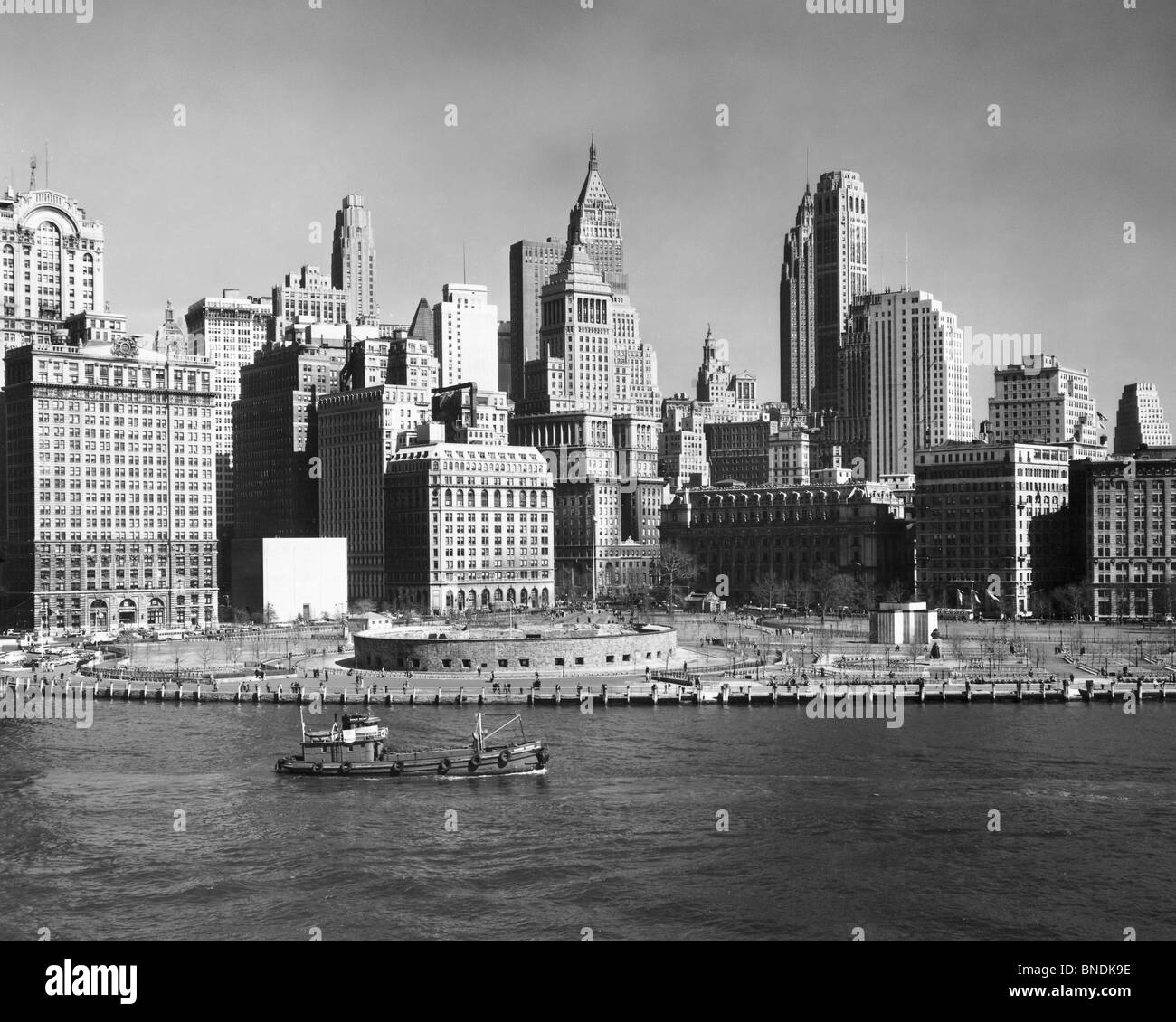 Gratte-ciel sur le front, Manhattan, New York City, New York, USA Banque D'Images