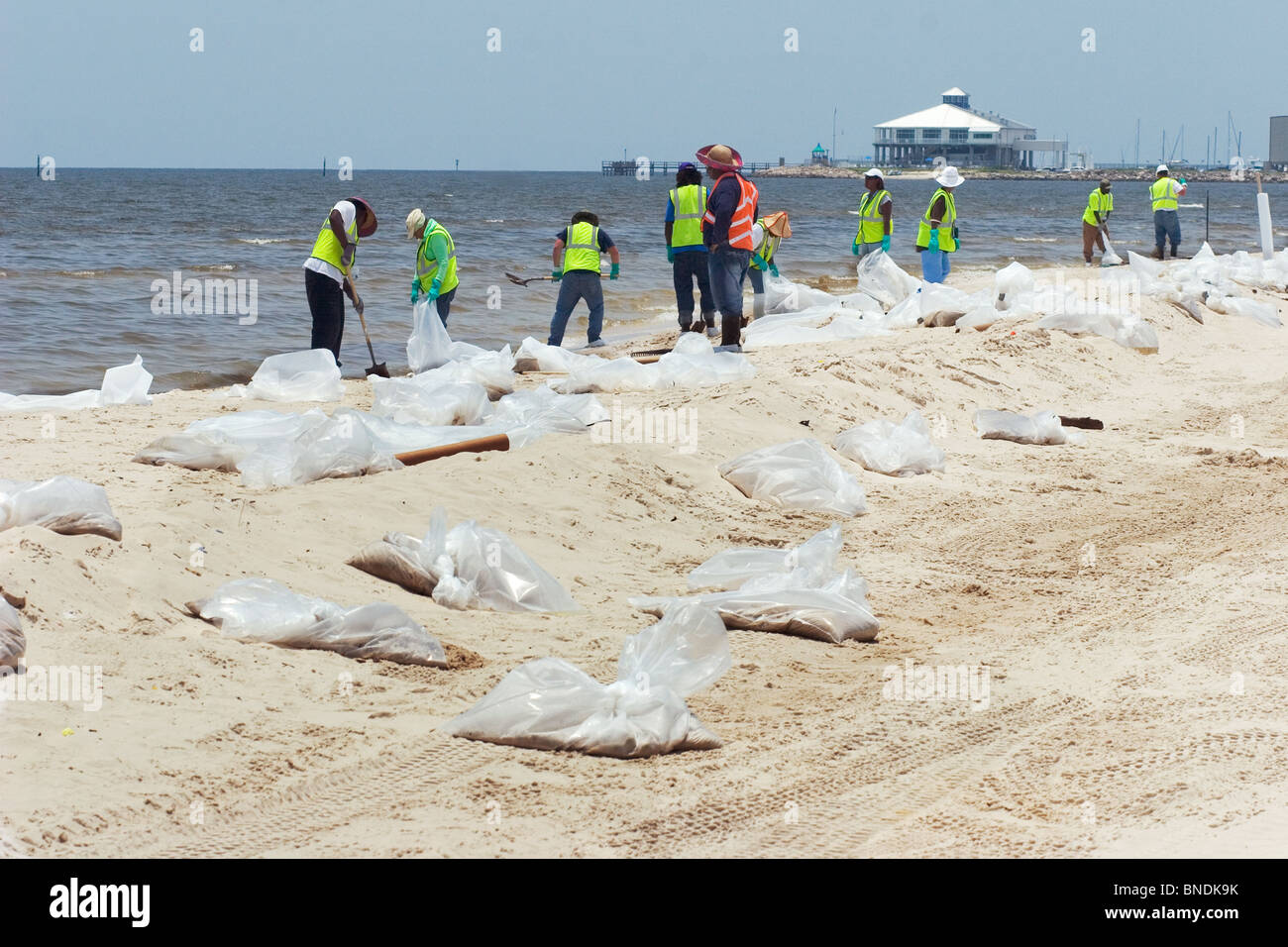 Nettoyage des plages de Pass Christian (Mississippi) au cours de la marée noire de BP. Juillet, 2010. Banque D'Images
