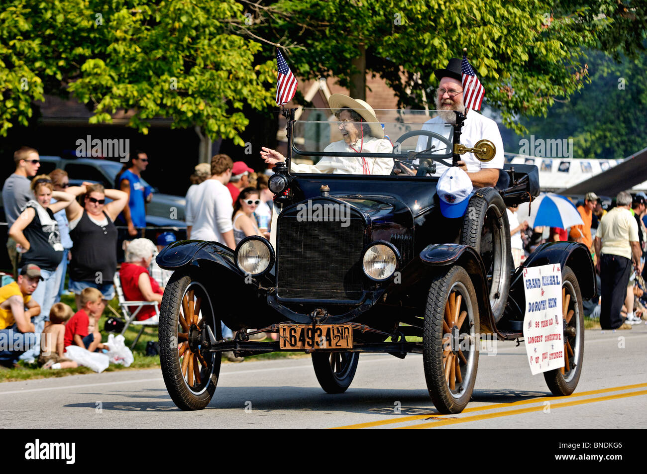 96 ans, femme, et en tant que Grand Marshall en plus ancienne Indépendance Day Parade en Amérique à New Pekin, Indiana Banque D'Images