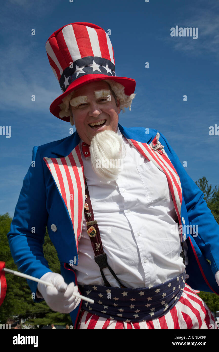 Amherst, New Hampshire - Oncle Sam au 4 juillet parade dans une petite ville de la Nouvelle-Angleterre. Banque D'Images