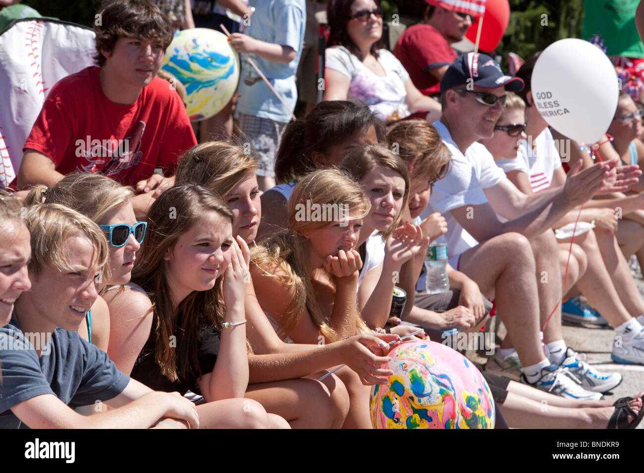 Amherst, New Hampshire - adolescents regarder la parade le 4 juillet dans une petite ville de la Nouvelle-Angleterre. Banque D'Images
