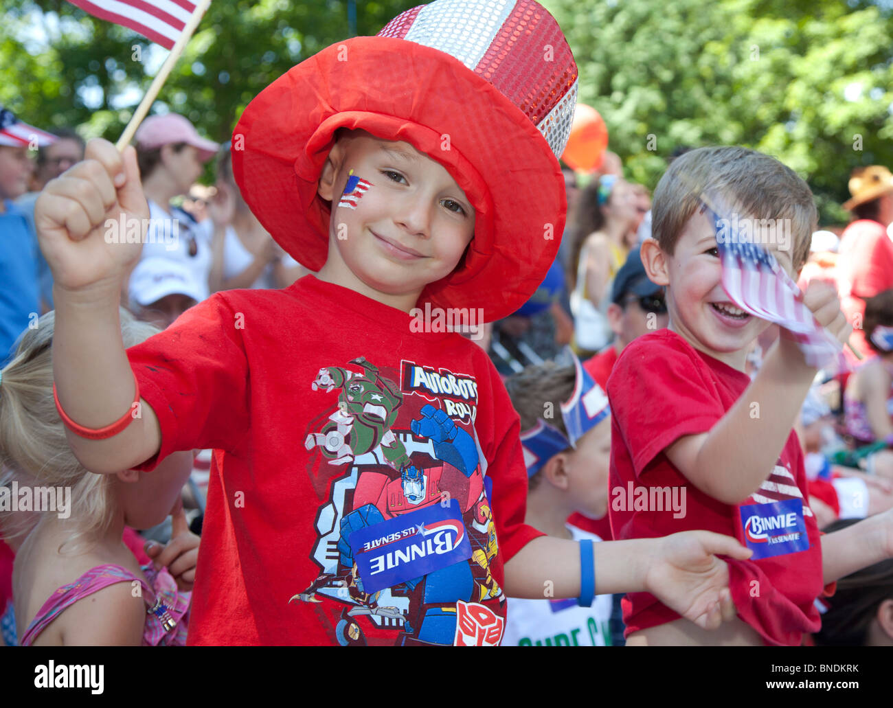 Amherst, New Hampshire - Les enfants agitent des drapeaux tout en regardant le défilé le 4 juillet dans une petite ville de la Nouvelle-Angleterre. Banque D'Images