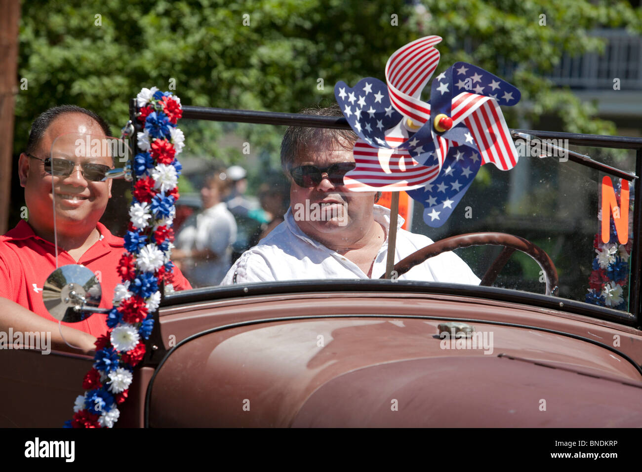 Amherst, New Hampshire - les hommes dans une ancienne voiture à la parade le 4 juillet dans une petite ville de la Nouvelle-Angleterre. Banque D'Images