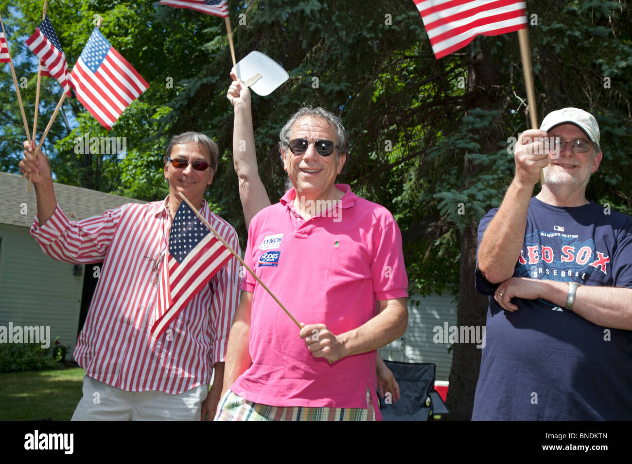 Amherst, New Hampshire - Les spectateurs agitent des drapeaux et applaudir pendant la parade le 4 juillet dans une petite ville de la Nouvelle-Angleterre. Banque D'Images
