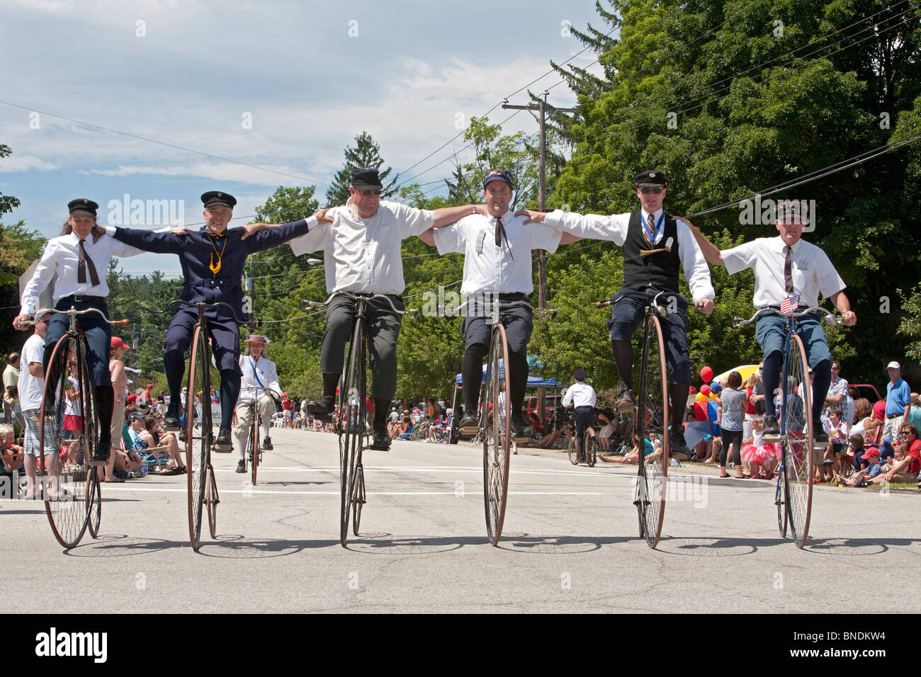 Amherst, New Hampshire - Antique des vélos dans le défilé le 4 juillet dans une petite ville de la Nouvelle-Angleterre. Banque D'Images