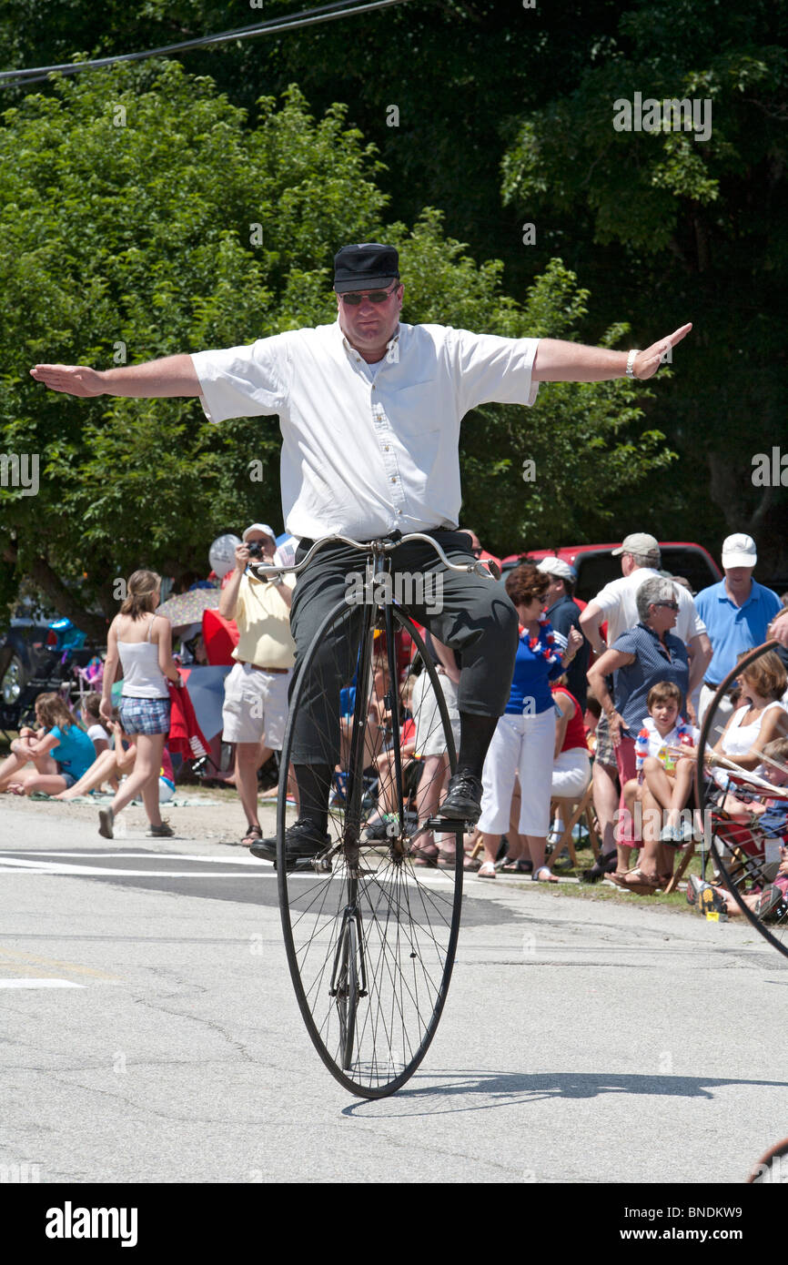 Amherst, New Hampshire - Antique bicyclette dans le défilé le 4 juillet dans une petite ville de la Nouvelle-Angleterre. Banque D'Images