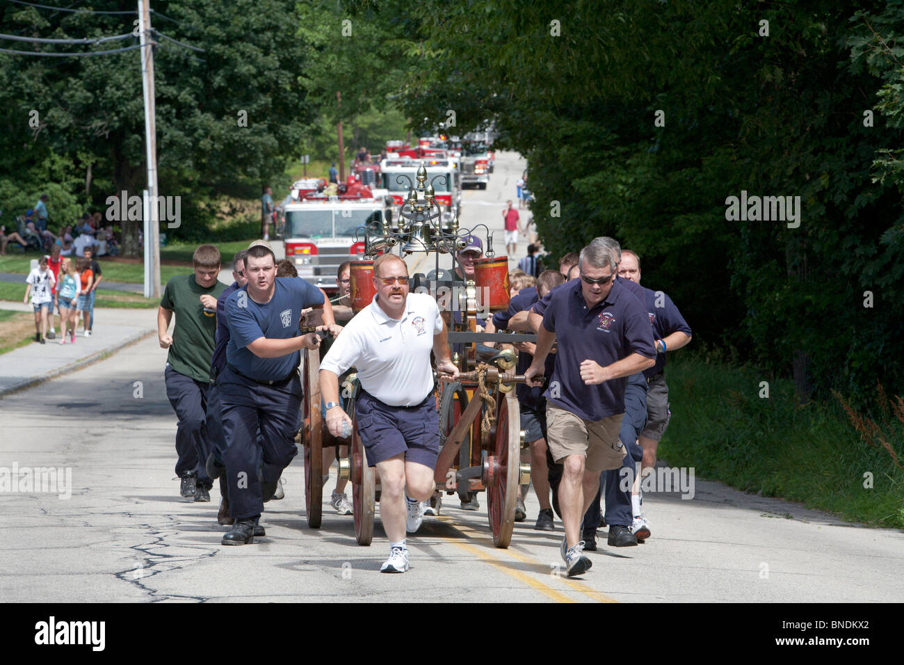 Tirez les pompiers volontaires de meubles anciens Pumper dans défilé 4 Juillet Banque D'Images