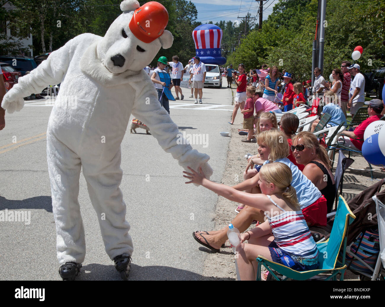 Personne dans l'ours Campagnes Costume pour l'énergie propre en Juillet 4 Parade Banque D'Images