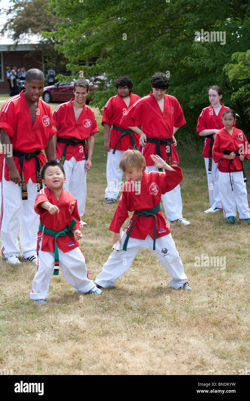 Amherst, New Hampshire - Taekwondo les élèves répètent avant de participer au défilé du 4 juillet dans une petite ville de la Nouvelle-Angleterre. Banque D'Images
