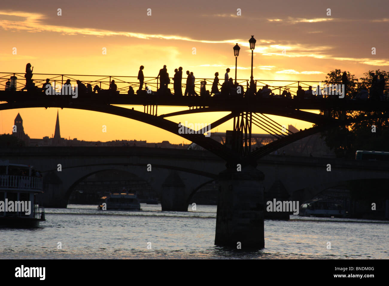 Pont des arts Paris, Ombres, Coucher de soleil, Seine, Rivière, France, l'été,silhouettes, grand-palais, pont, bateau-mouche Banque D'Images