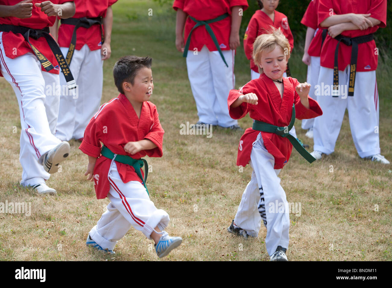 Amherst, New Hampshire - Taekwondo les élèves répètent avant de participer au défilé du 4 juillet dans une petite ville de la Nouvelle-Angleterre. Banque D'Images