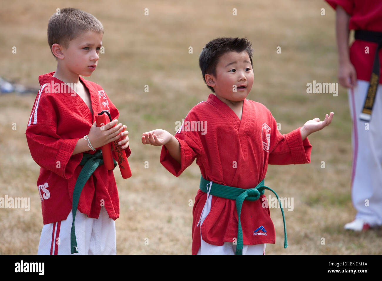 Amherst, New Hampshire - Taekwondo les élèves répètent avant de participer au défilé du 4 juillet dans une petite ville de la Nouvelle-Angleterre. Banque D'Images