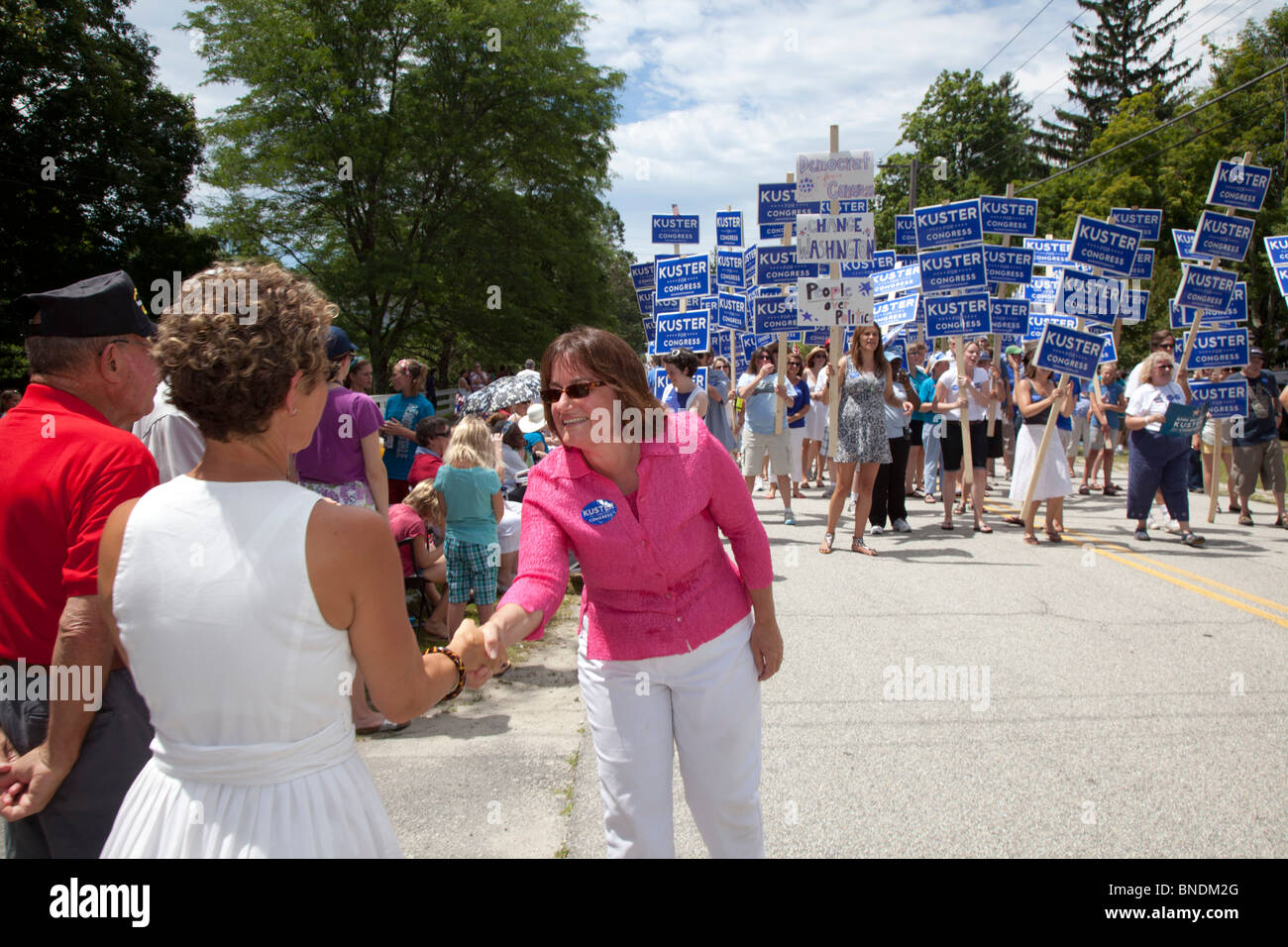 Amherst, New Hampshire - Ann McLane Kuster, serre la main avec les spectateurs lors de la parade du 4 juillet comme elle fait campagne pour le congrès. Banque D'Images