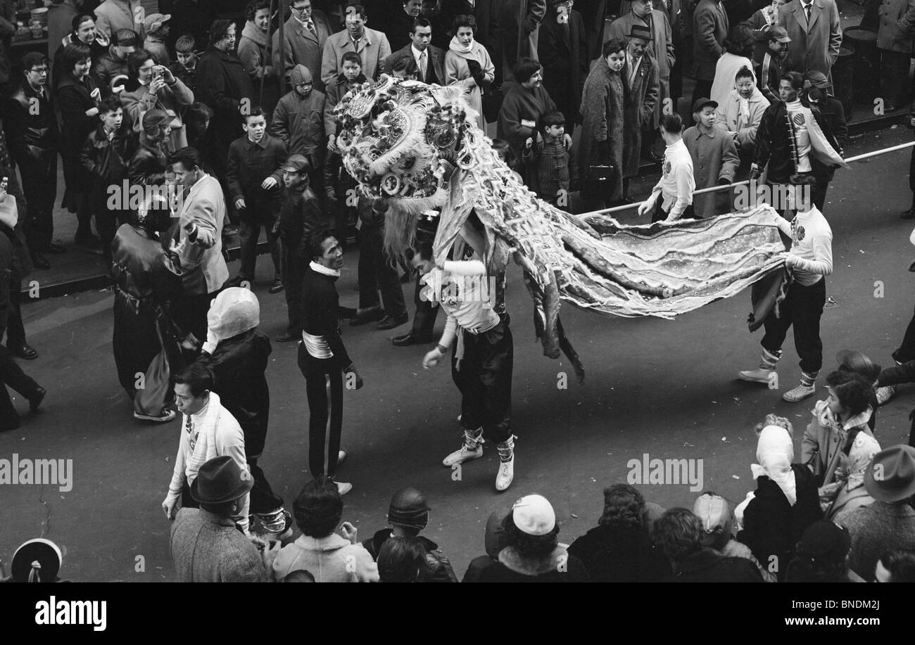 Groupe de personnes regardant un dragon à la veille du Nouvel An Chinois, Chinatown, Manhattan, New York City, New York, USA Banque D'Images