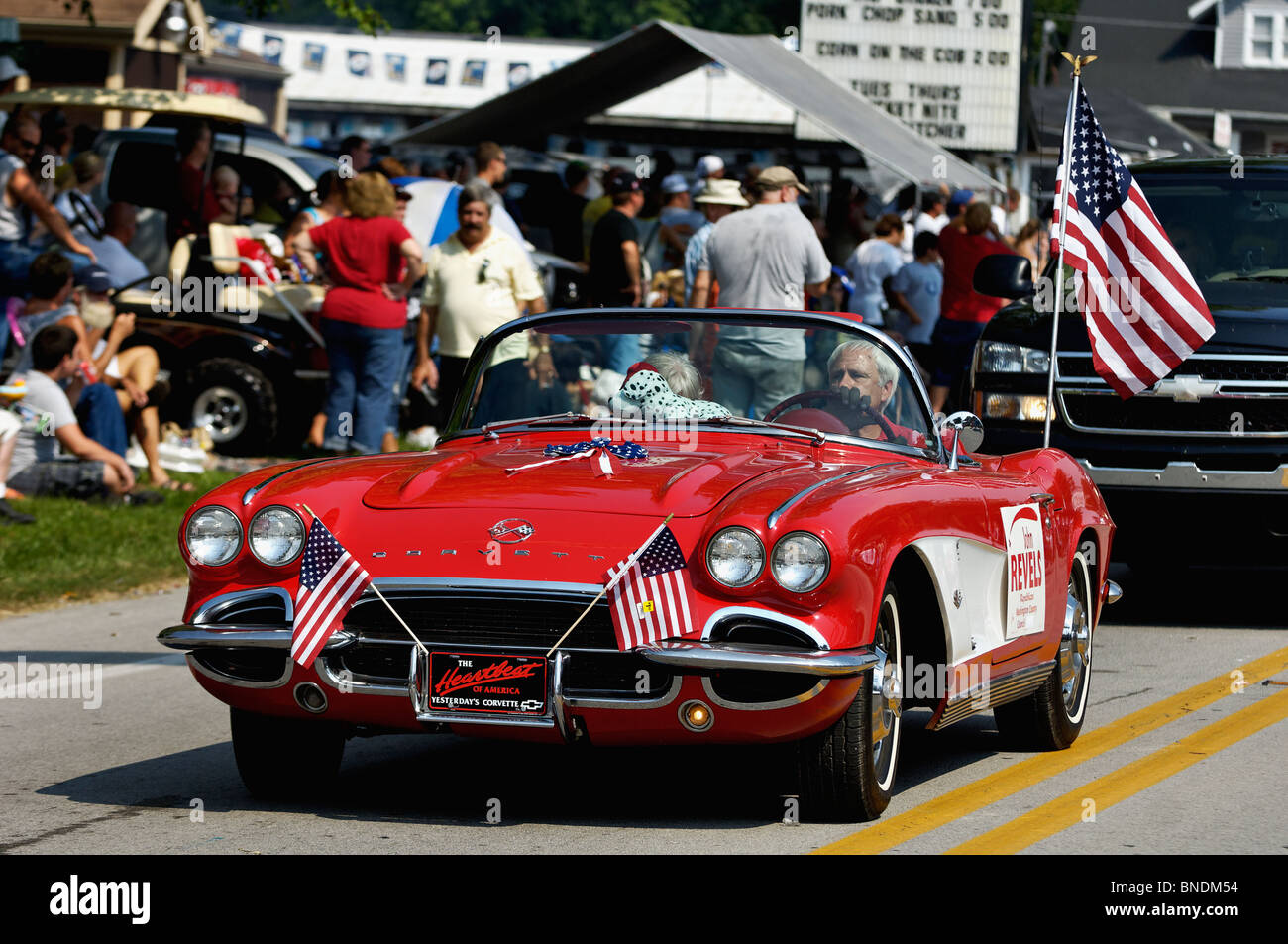 Chevrolet Corvette 1962 rouge dans la plus ancienne Indépendance Day Parade en Amérique à New Pekin, Indiana Banque D'Images