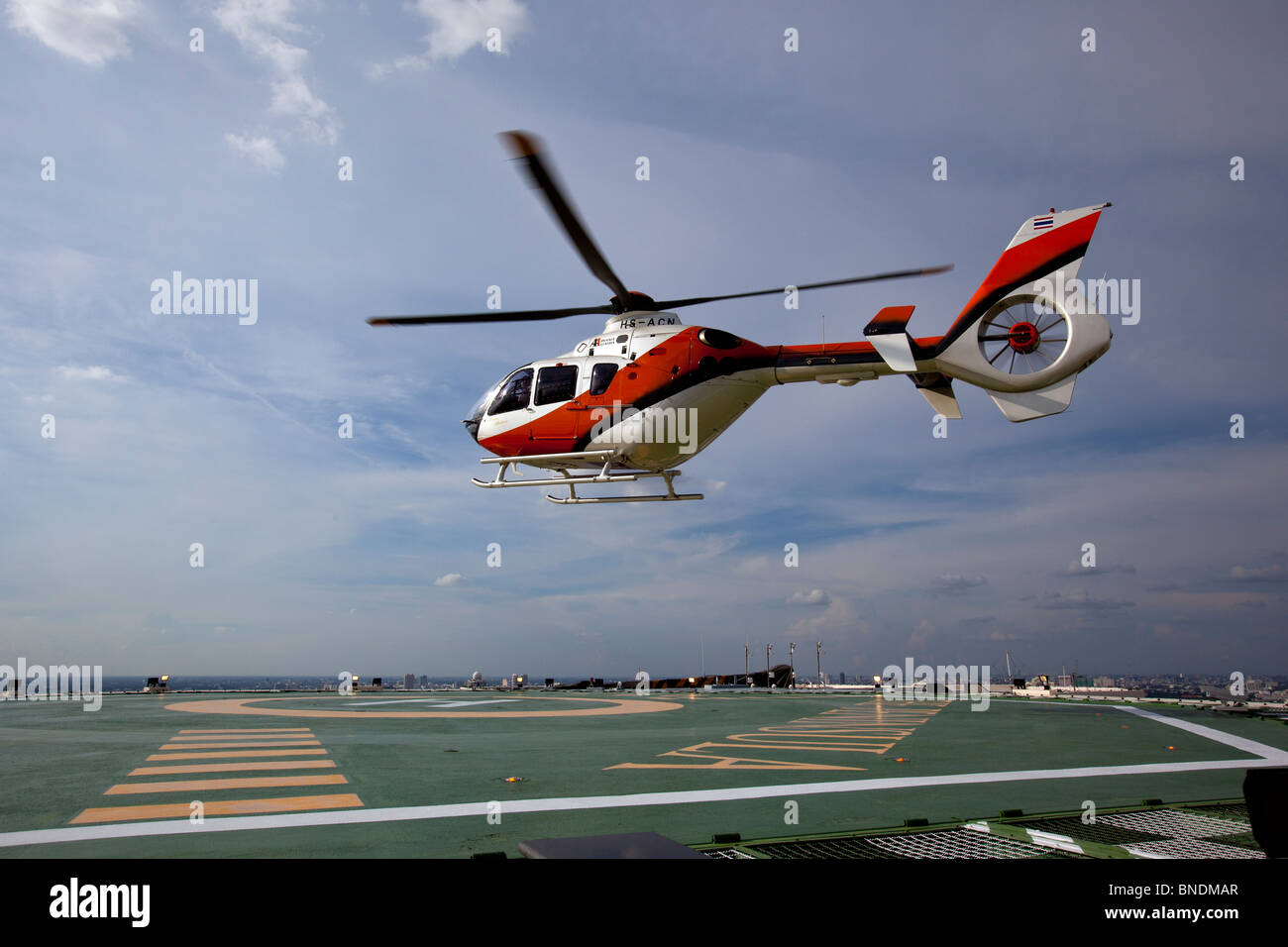 L'atterrissage de l'hélicoptère au-dessus de la péninsule Hotel, Bangkok, Thaïlande. Banque D'Images