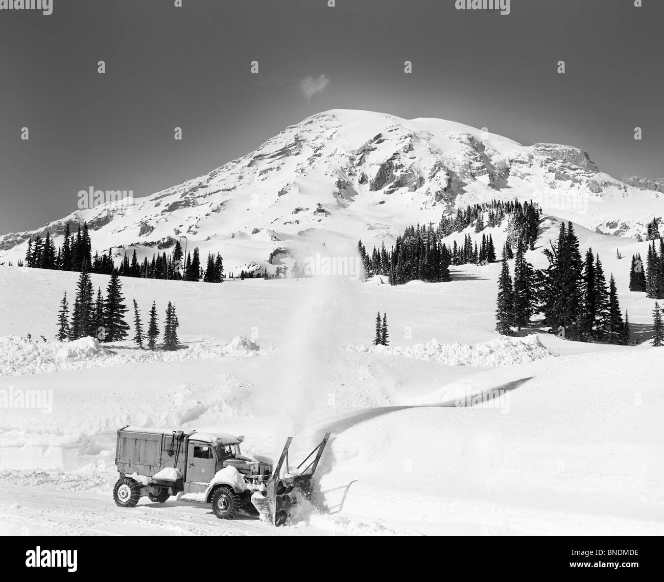 Chasse-neige sur une route, Mt Rainier National Park, Washington State, USA Banque D'Images