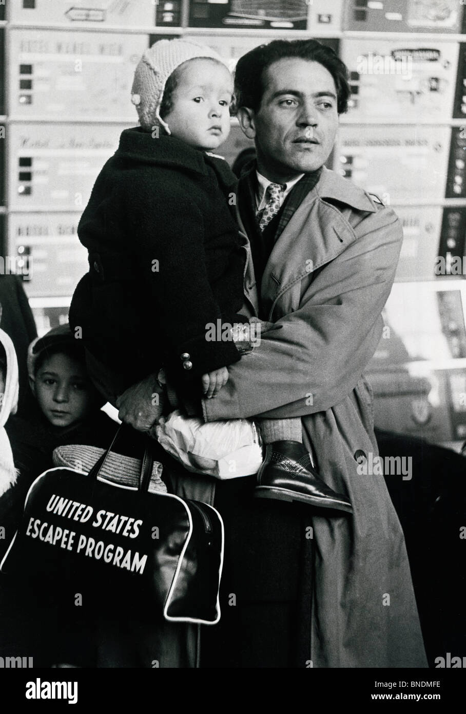 Homme debout et portant l'enfant, USA Banque D'Images