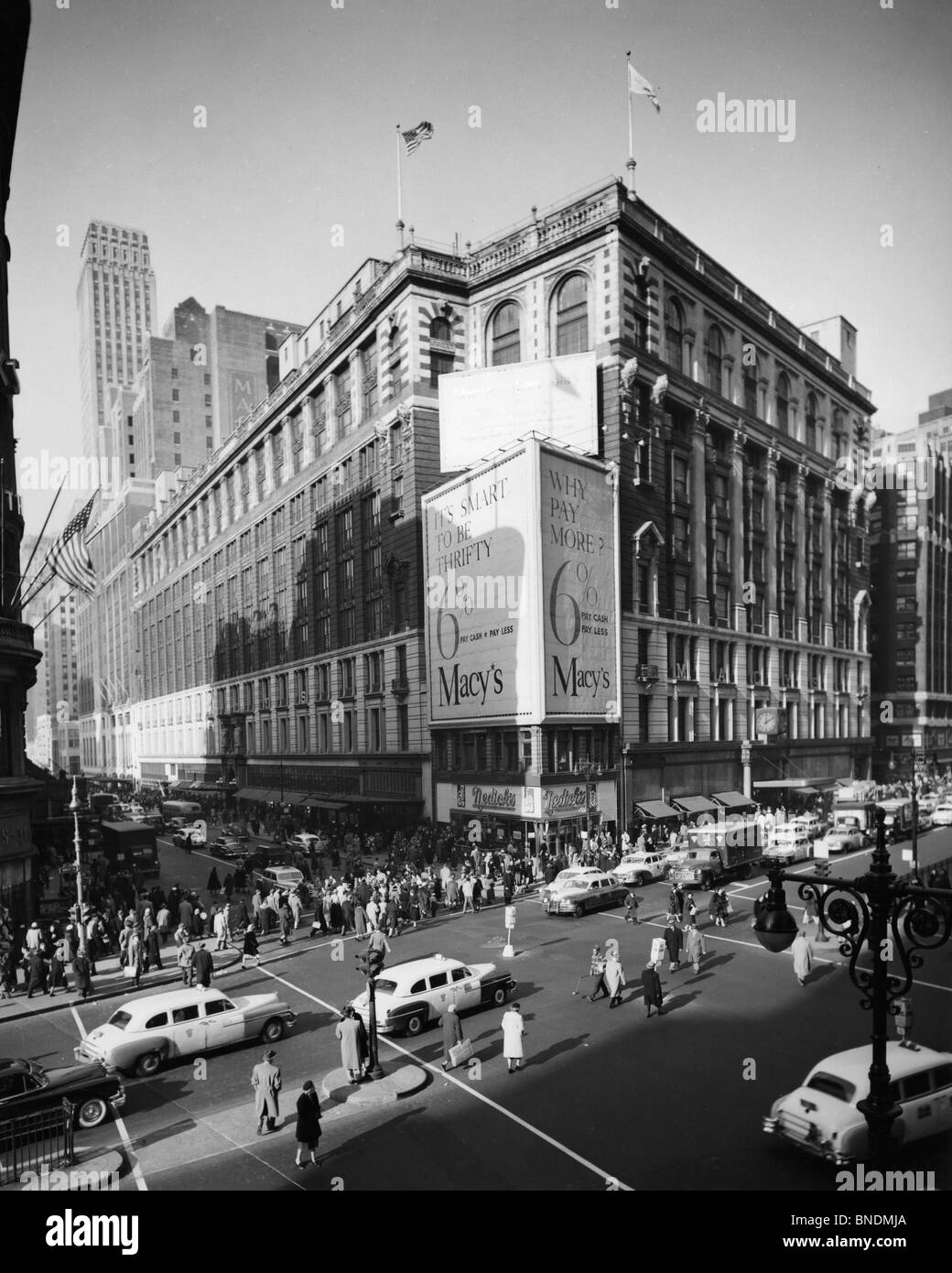 Portrait de la circulation sur une route, Herald Square, New York City, New York, USA Banque D'Images