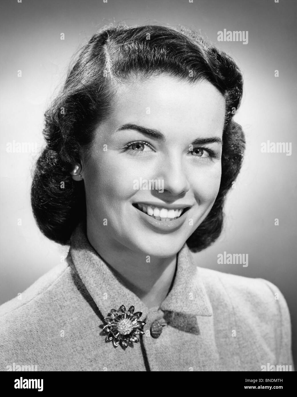 Studio portrait of young woman smiling Banque D'Images