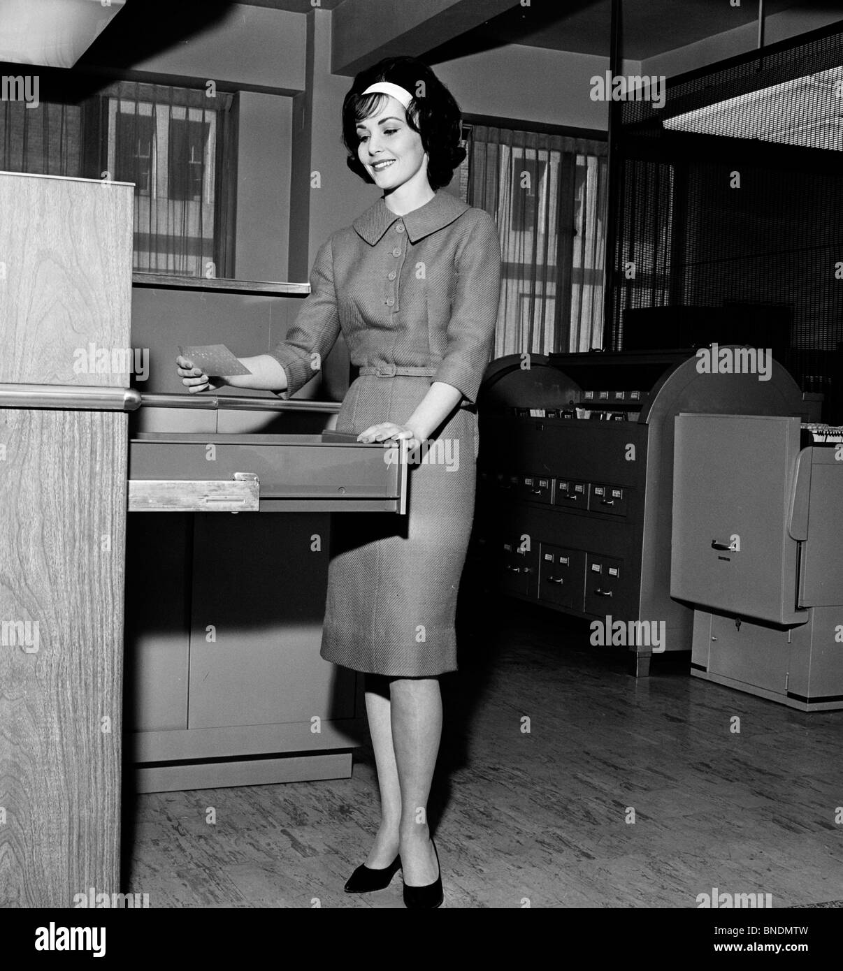 Businesswoman holding une carte à côté d'une armoire de classement Banque D'Images