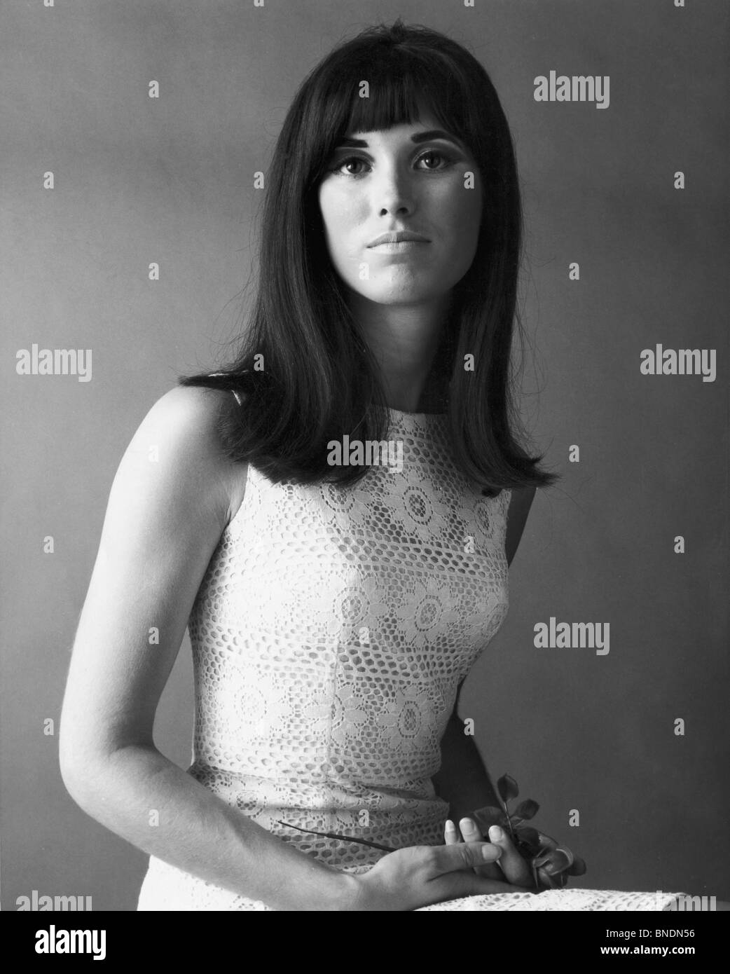 Studio portrait of young woman Banque D'Images