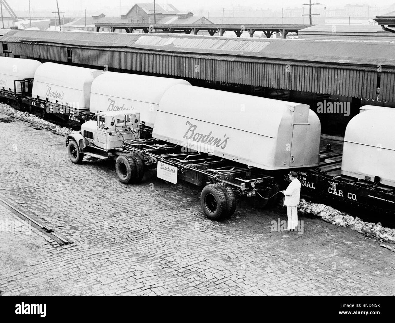 High angle view of a man conteneur d'un camion sur un train Banque D'Images
