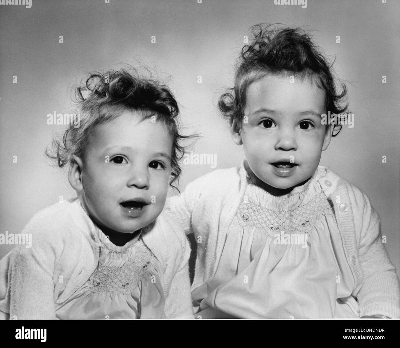 Bebe Jumeau Banque D Images Noir Et Blanc Alamy