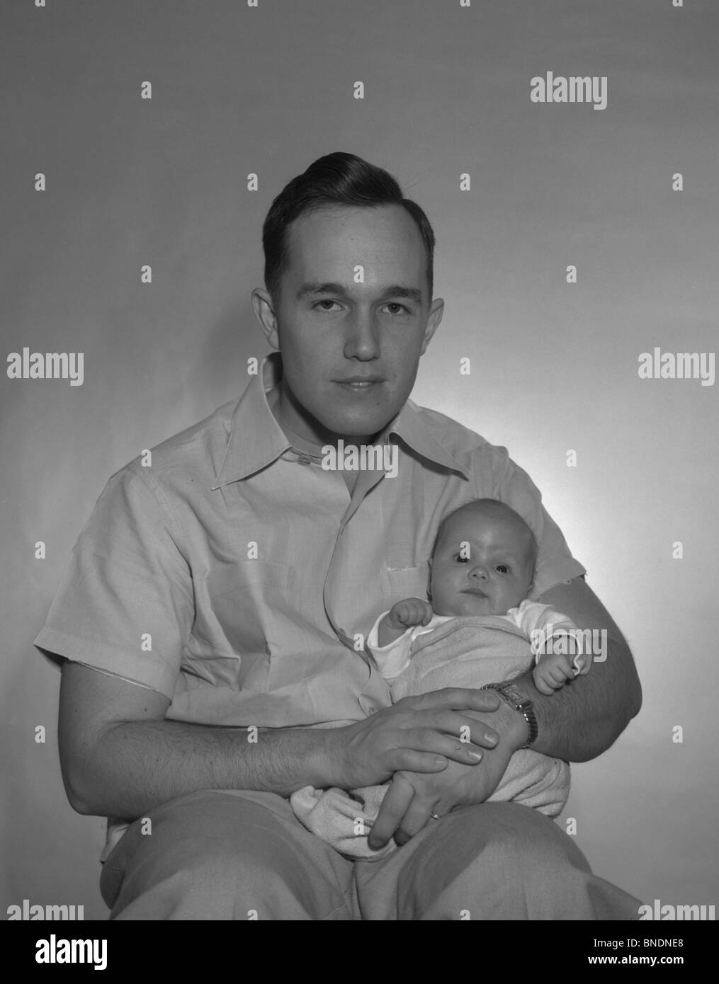 Portrait d'un père tenant son bébé Banque D'Images