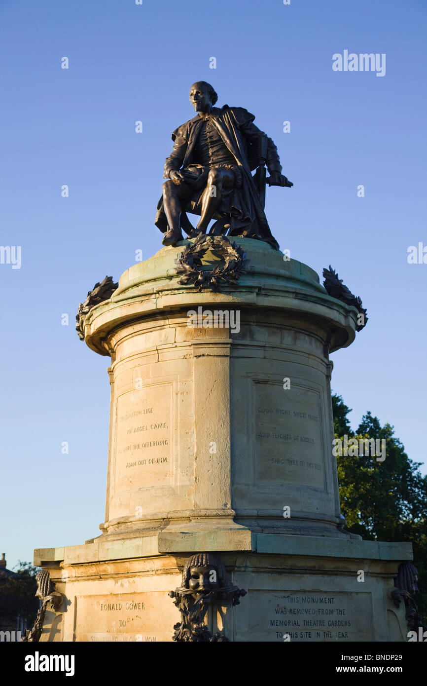 Low angle view of a statue de William Shakespeare, Stratford-Upon-Avon, dans le Warwickshire, Angleterre Banque D'Images