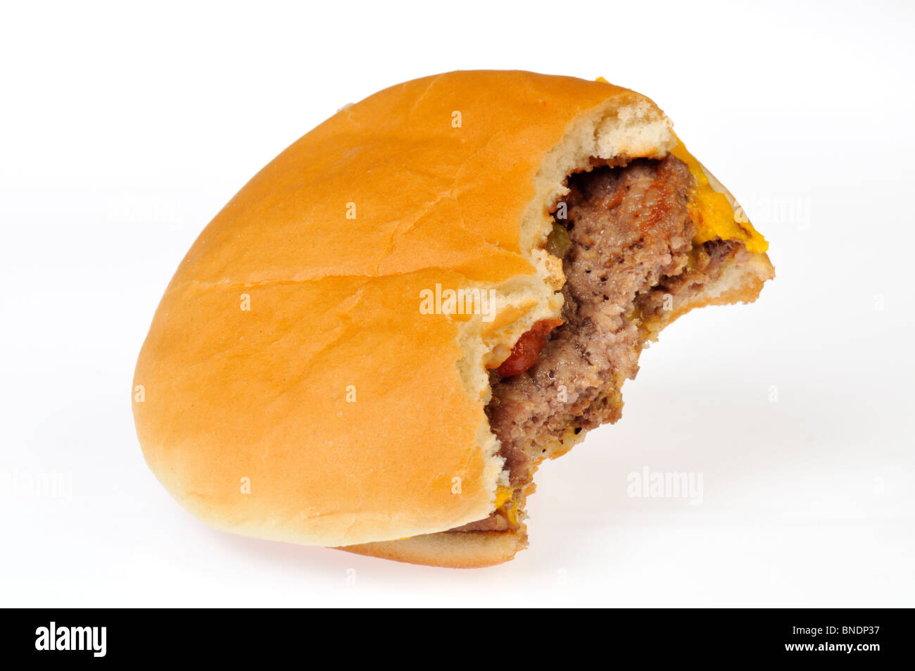 McDonalds cheeseburger avec double piqûre manquant sur le côté découpe. Banque D'Images