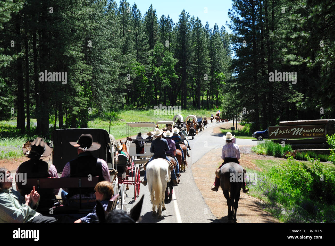 Wagon Train et les cavaliers en Californie pour l'assemblée annuelle 61e anniversaire l'autoroute 50, Lake Tahoe à Placerville Banque D'Images